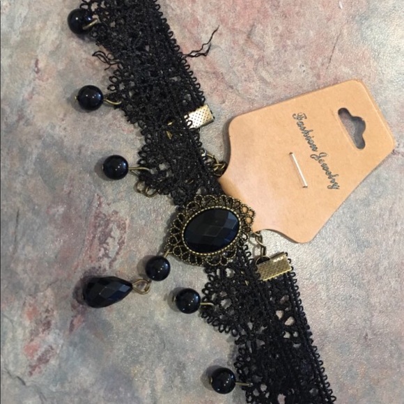 🌻TRENDY AND UNIQUE BLACK LACE CHOCKER - Picture 5 of 5